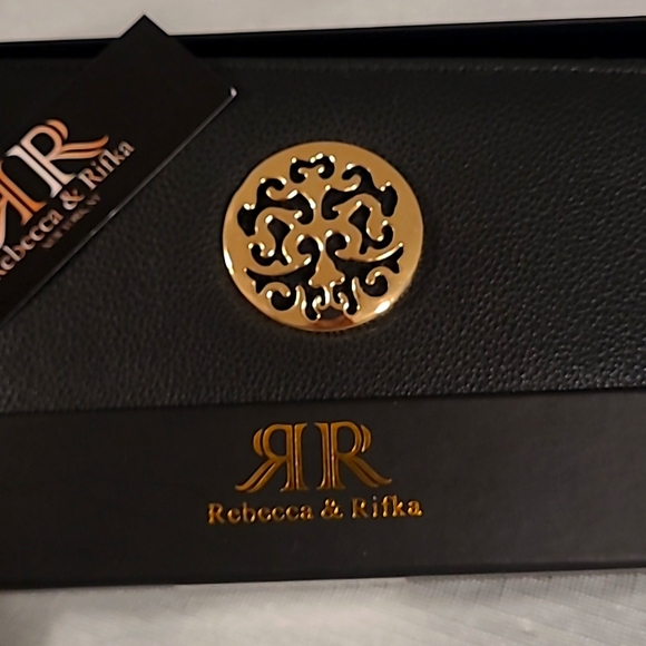 Rebecca & Rifka Medallion Wrislet/Wallet - Picture 2 of 5